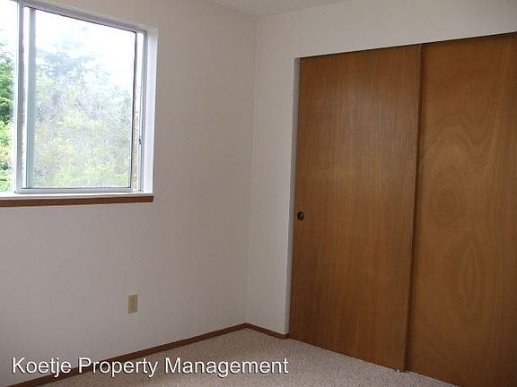3rd image of 987 SW Barrington Dr APT 102