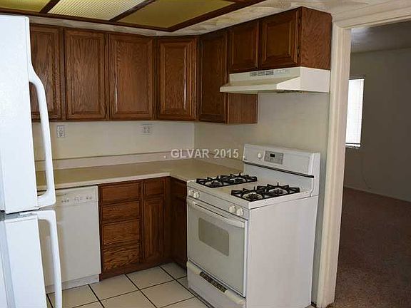 3rd image of 652 Blackmore Dr