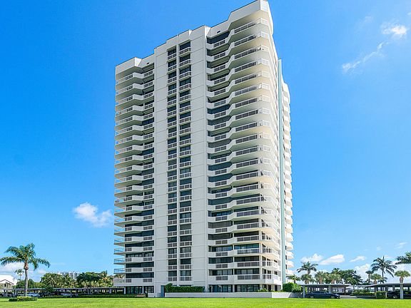 2nd image of 123 Lakeshore Drive #1543