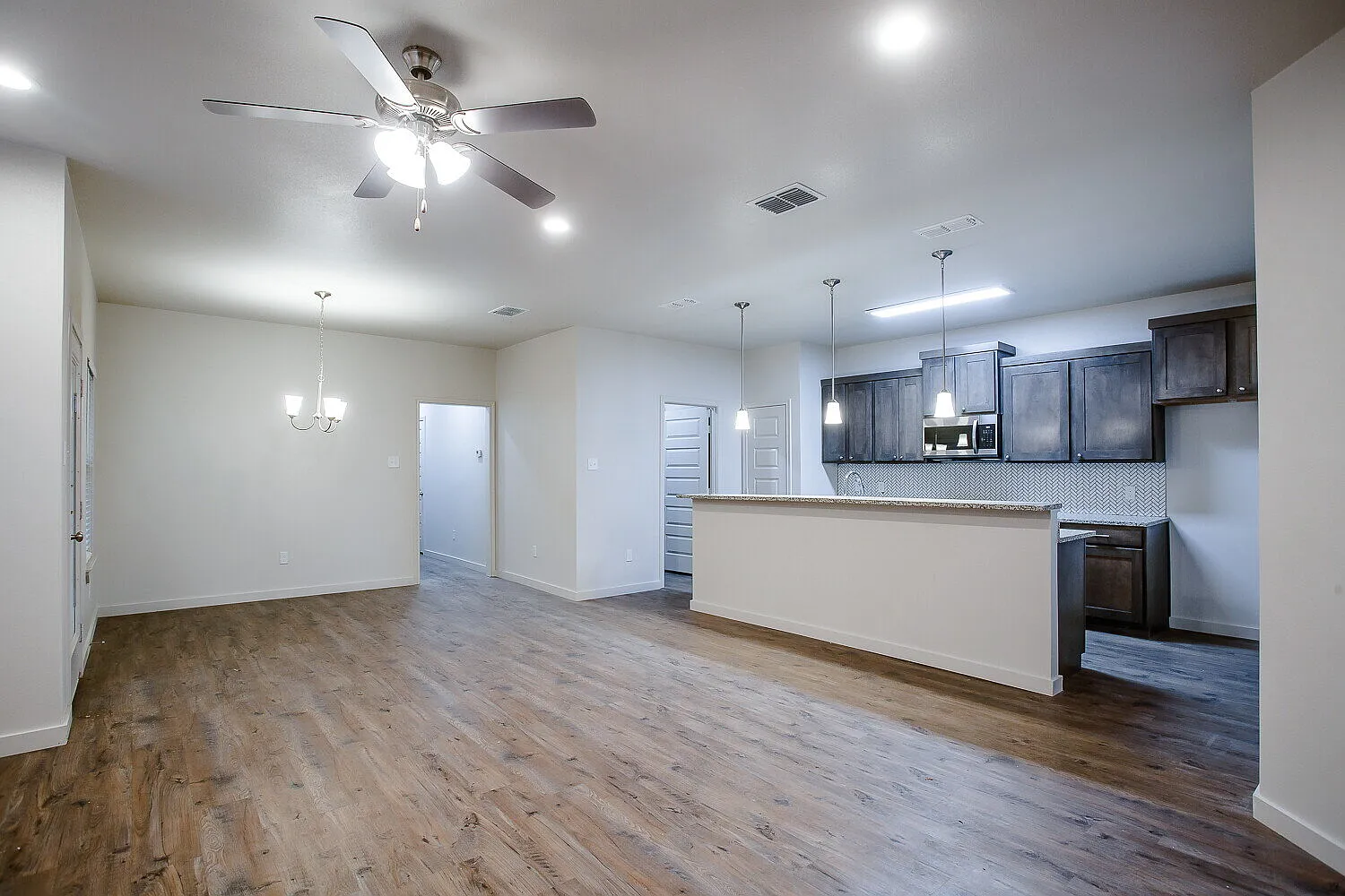 3 bed, 2.0 bath, 1518 sqft, $1,595 — Photo 3