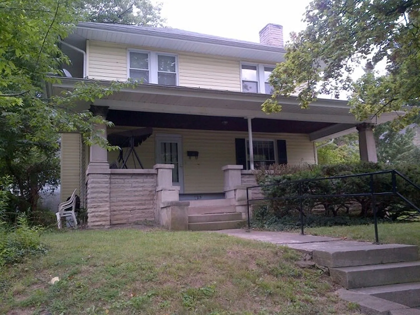 Charming 4 BD/2 BA home with large front porch behind optometry school and ELM Restaurant — Photo 2