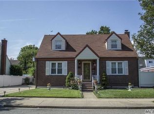59 Hillside Ln, New Hyde Park, NY 11040