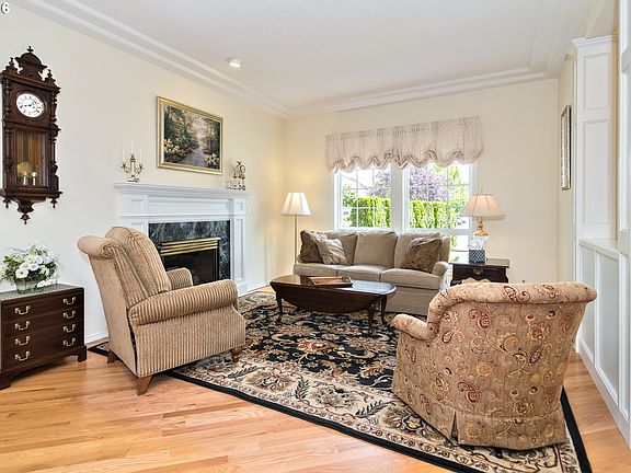 5th image of 302 NE Lauren Ct