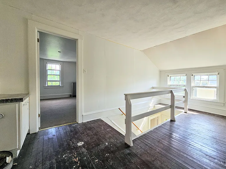 571 Charles Ave #2 — Photo 29