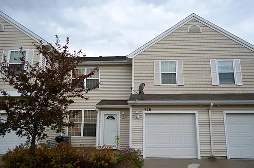 926 NE Hyacinth Ln Photo 1