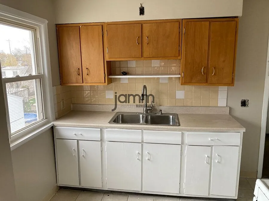West Side Upper Unit - 2 Bedroom 1 Bathroom — Photo 3
