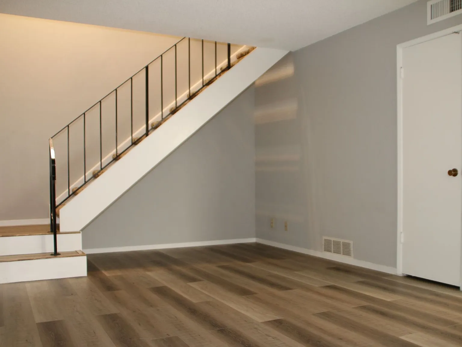 2 bed, 862 sqft, $3,300 — Photo 1