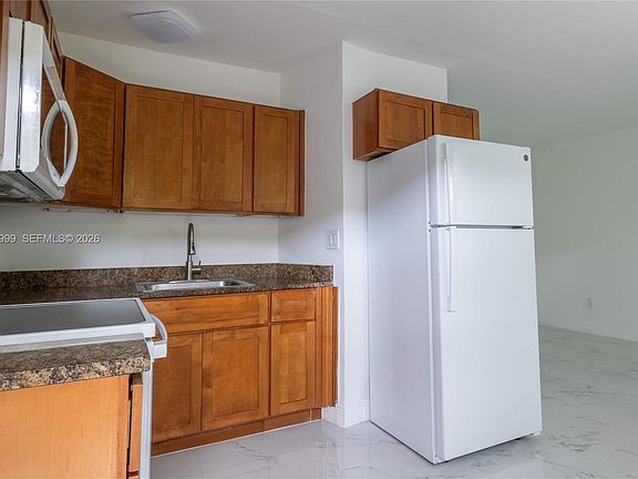 2nd image of 979 SW 10th St APT 4