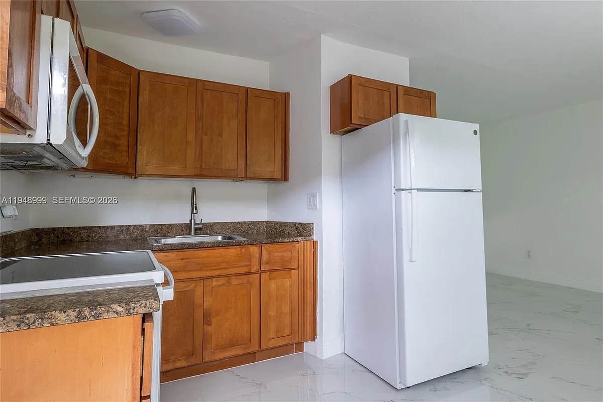 Building Photo - 979 SW 10th St #4