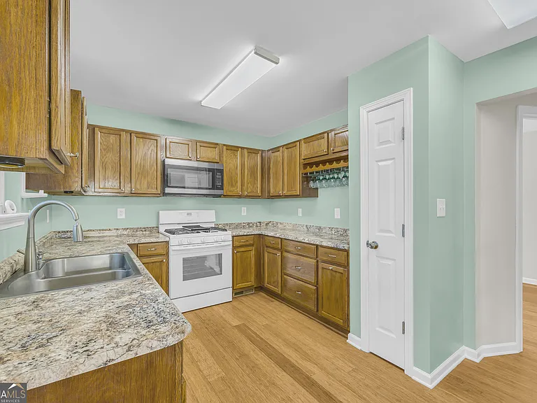 494 Bishop Ct — Photo 9