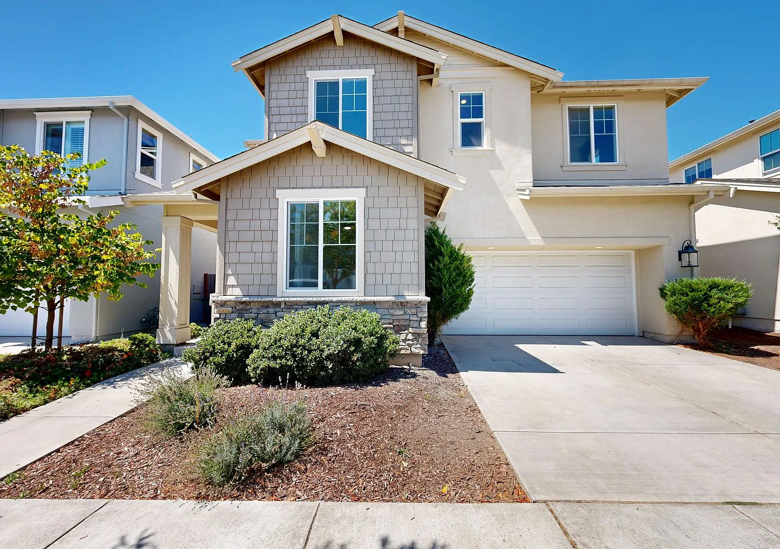 Bright Four Bedroom Three Bathroom Two Story Single Family Home — Photo 1