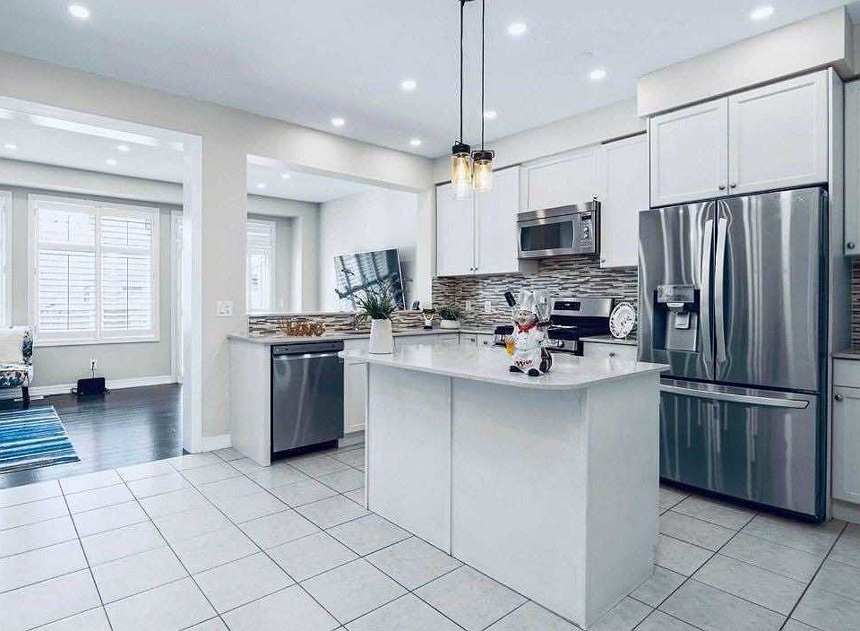 2nd image of 106 Hanson Cres