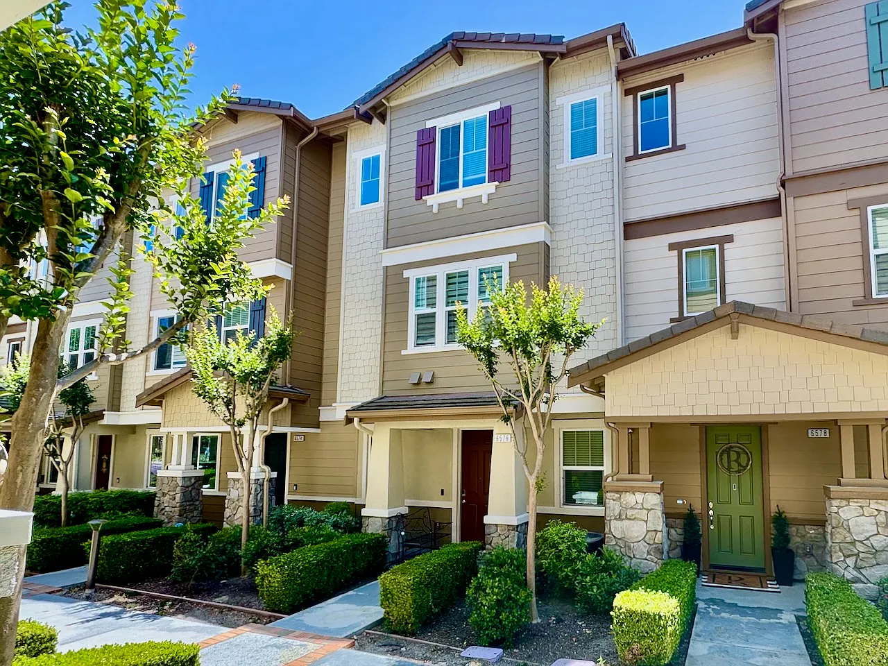 3 bed, 2.5 bath, 1727 sqft, $4,000 — Photo 1