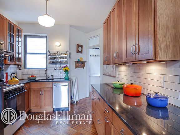 4th image of 427 Sterling Pl APT 4L