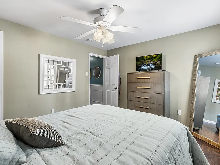 1513 Montrose St — Photo 12
