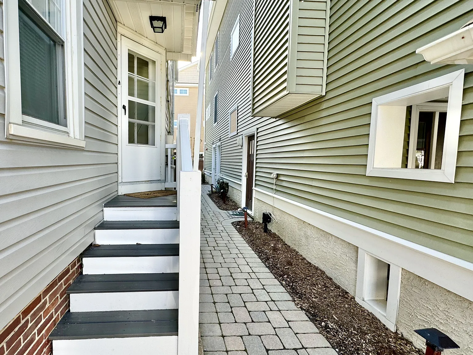 3 bed, 1300 sqft, $1,650 — Photo 2