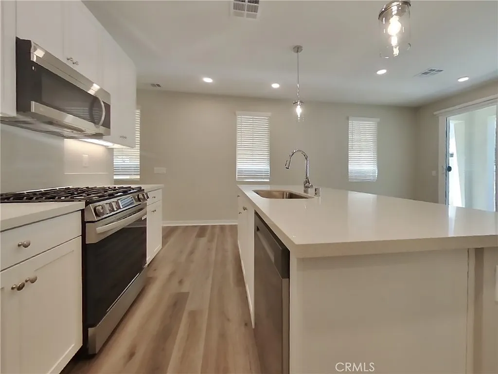 3 bed, 2.5 bath, 1676 sqft, $3,489 — Photo 4