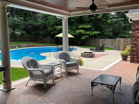 3rd image of 1610 Valley Dr