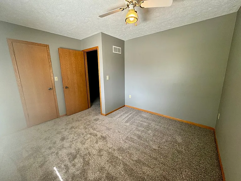 2211 W Todd Ln — Photo 12