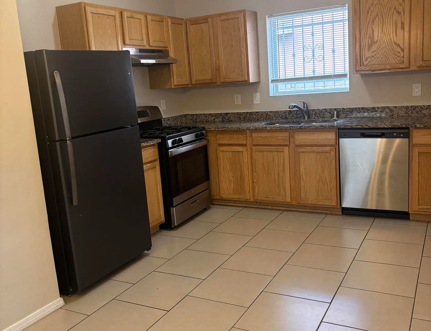 3 bed, 2.0 bath, 1356 sqft, $1,900 — Photo 3