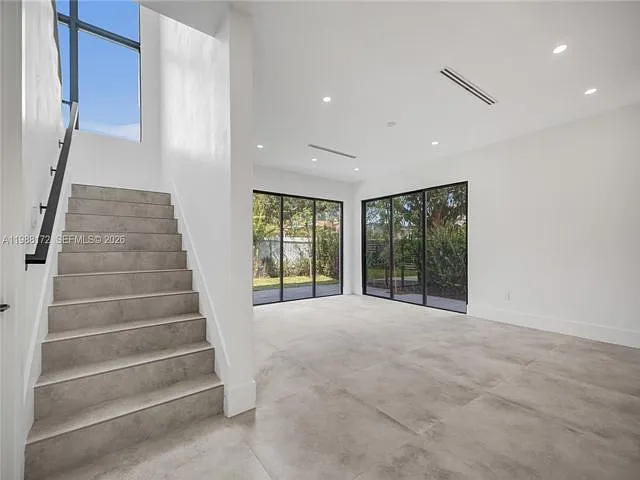 2421 SW 16th Ter — Photo 5