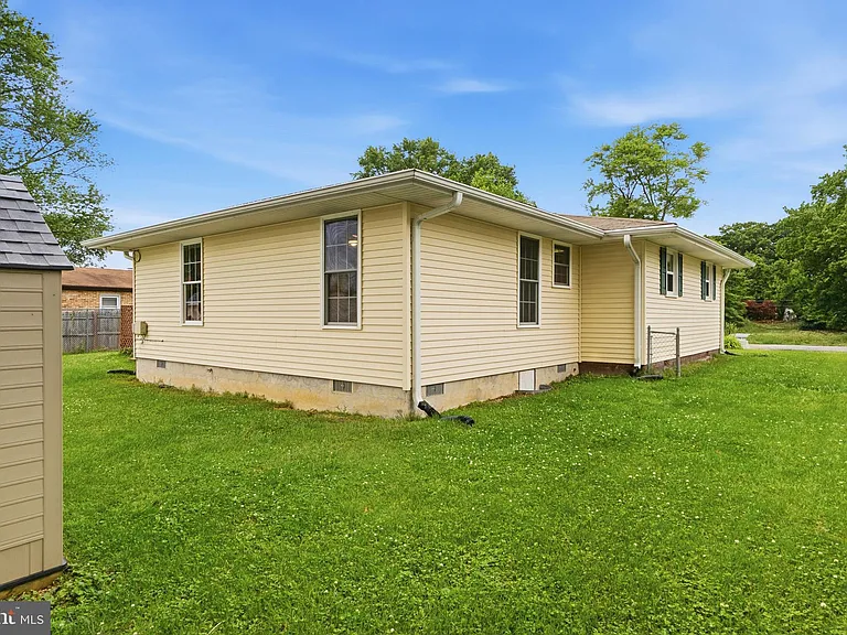 6743 Amherst Rd — Photo 41