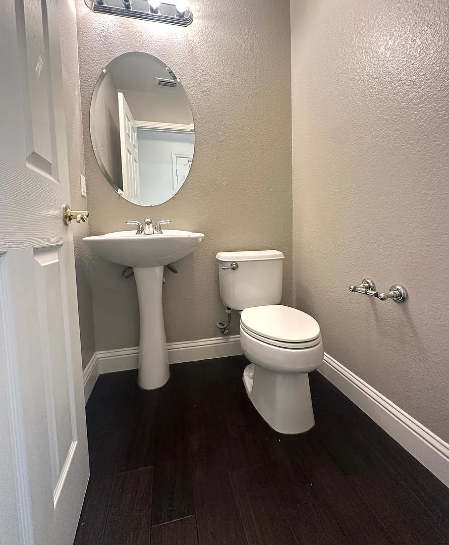 Gorgeous 4 Bed 2.5 Bath in Brentwood — Photo 4
