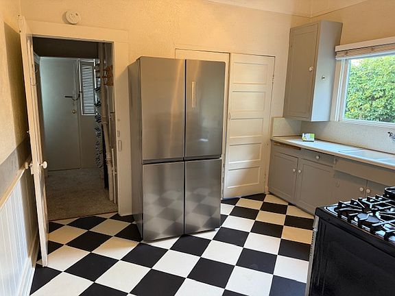 Kitchen (View 1)