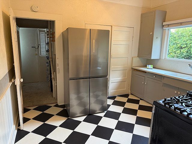 Kitchen (View 1)