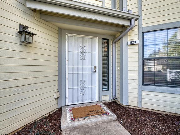 3rd image of 923 E Foxhill Dr