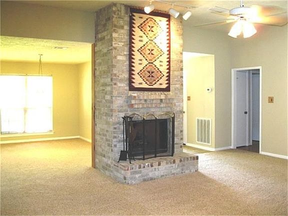 3rd image of 1201 Greenbriar Dr