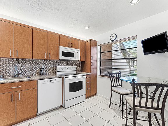 4th image of 9283 VISTA DEL LAGO #G