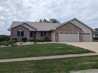907 Indian Pkwy, Winnebago, IL 61088