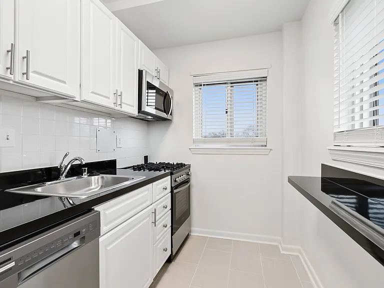 Quebec House Apartments — Photo 29