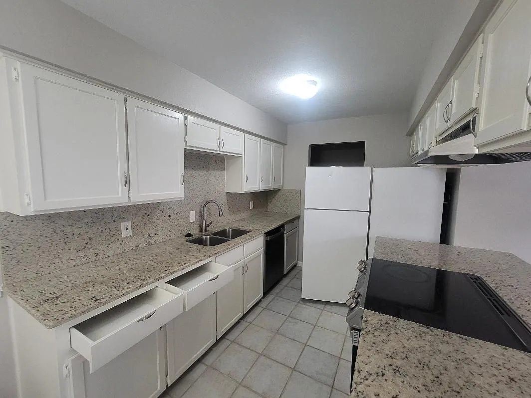 2 bed, 2.0 bath, 1026 sqft, $1,600 — Photo 2