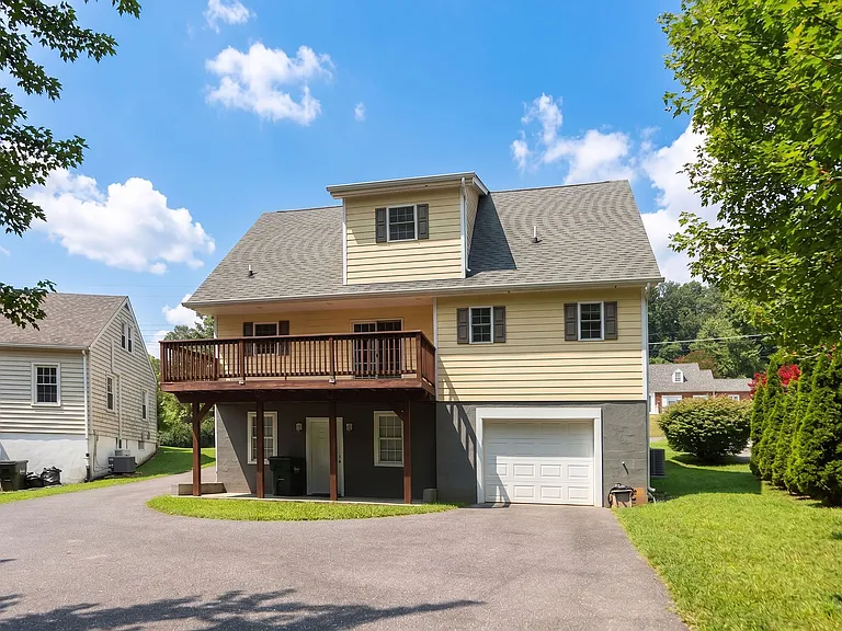 205 College Cir — Photo 30