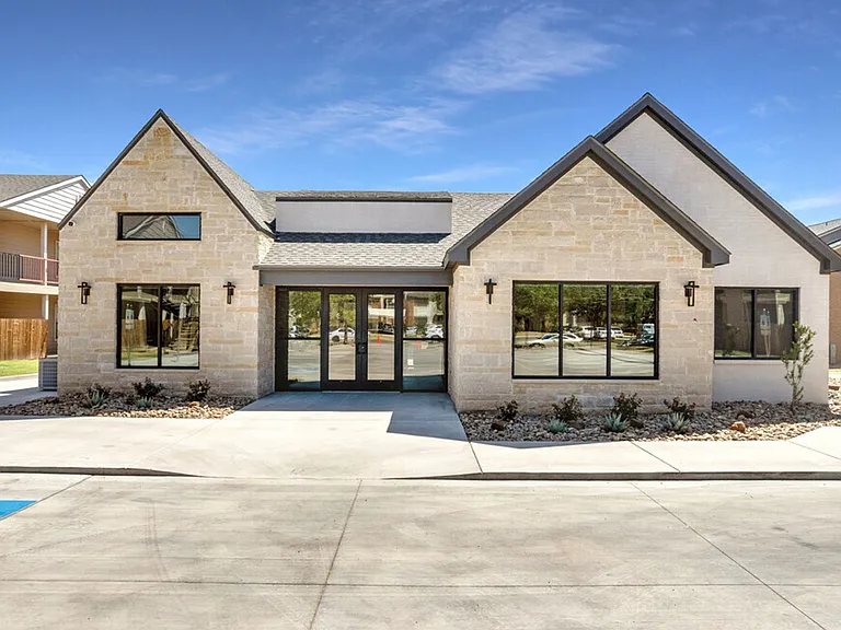 5321 S Loop 289 — Photo 3