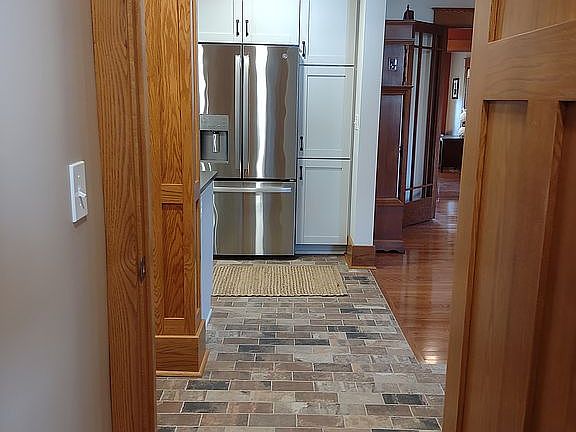 hall from entry to kitcen