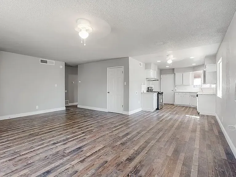 1185 Lincolnwood Cir — Photo 4