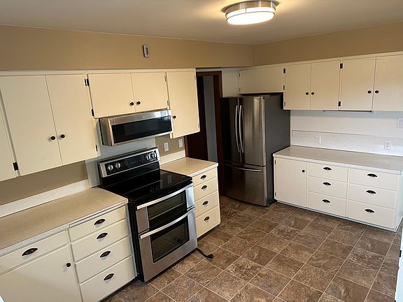 Large Kitchen - lots of storage