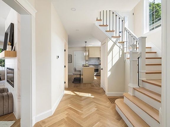 2nd image of 8 Hollis St