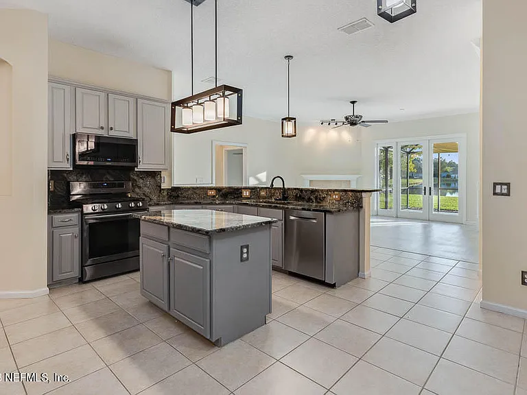 813 W American Eagle Dr — Photo 8