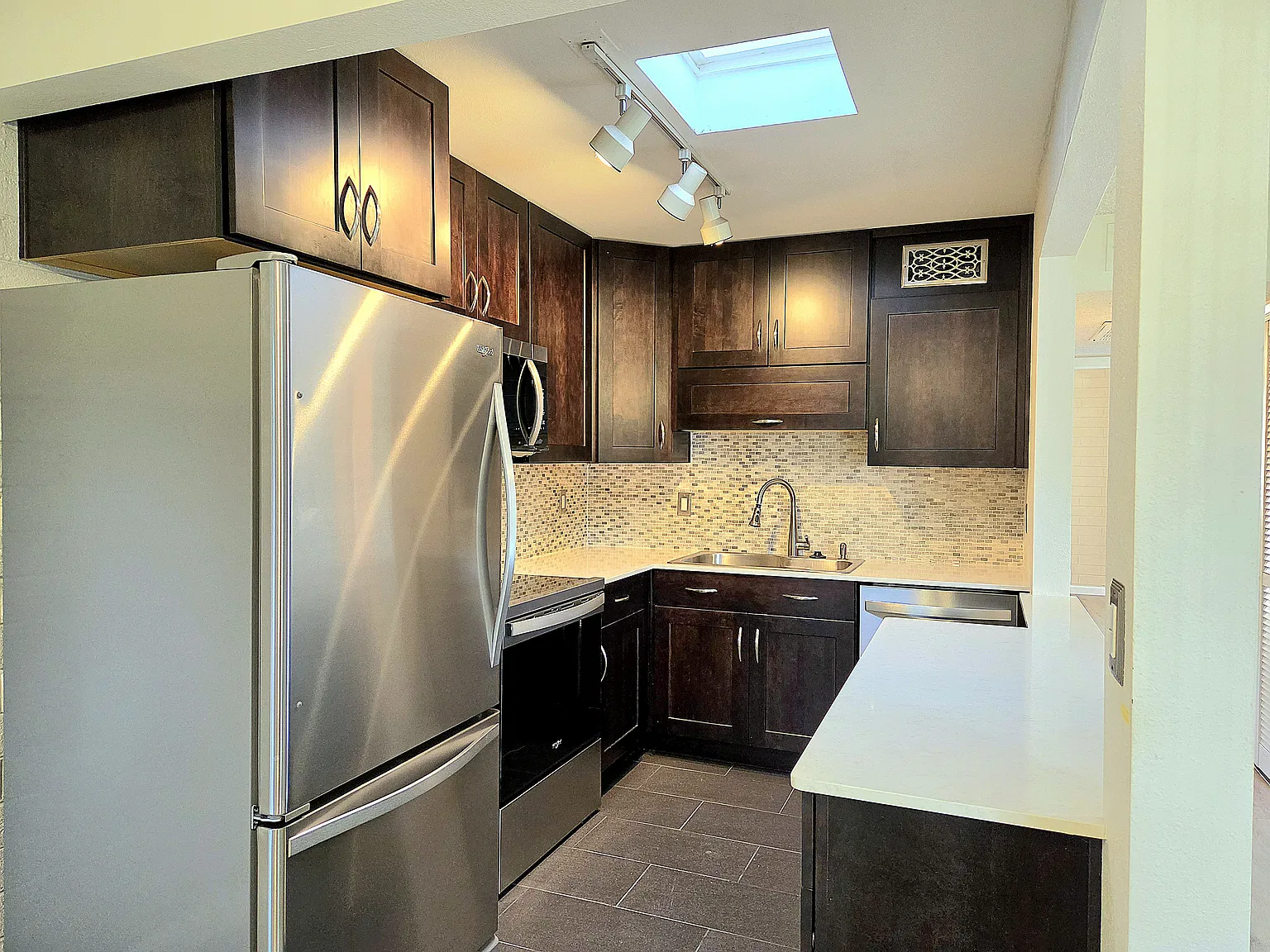2 bed, 836 sqft, $2,375 — Photo 2