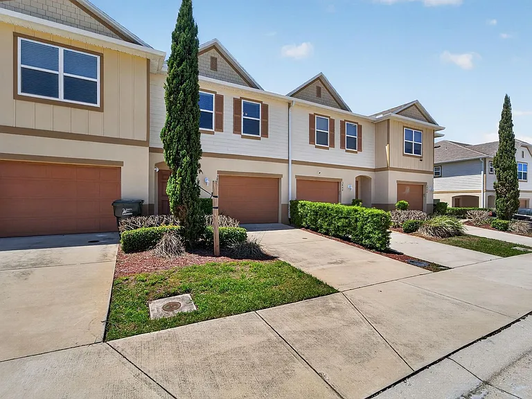 3842 Hampstead Ln — Photo 2