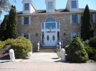 100 Highland Ridge Rd, Manalapan, NJ 07726