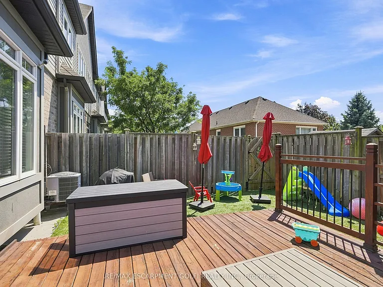1050 Ryckman Cmn — Photo 22