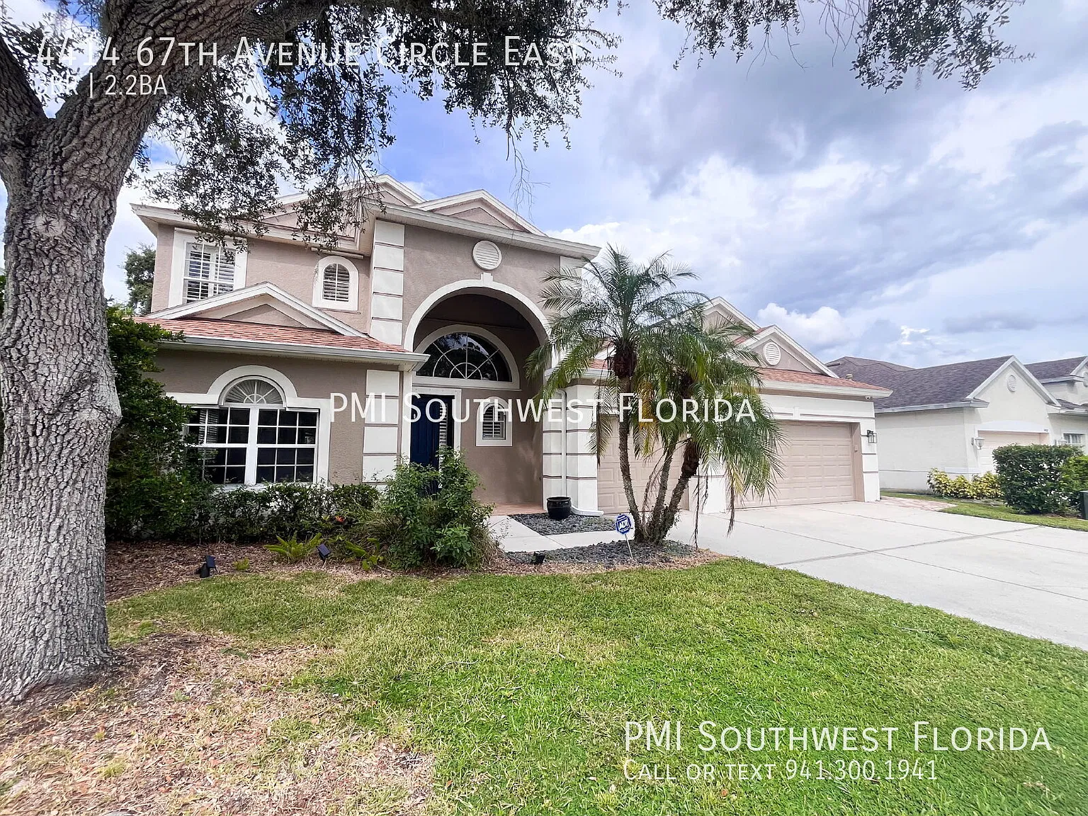 Fantastic Pool Home/ Fenced Yard - 3 Bedrooms - 2 Full And 2 Half Baths -3 Car Garage Big House!! — Photo 2
