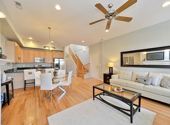 4th image of 4704 N Kenmore Ave APT 4B