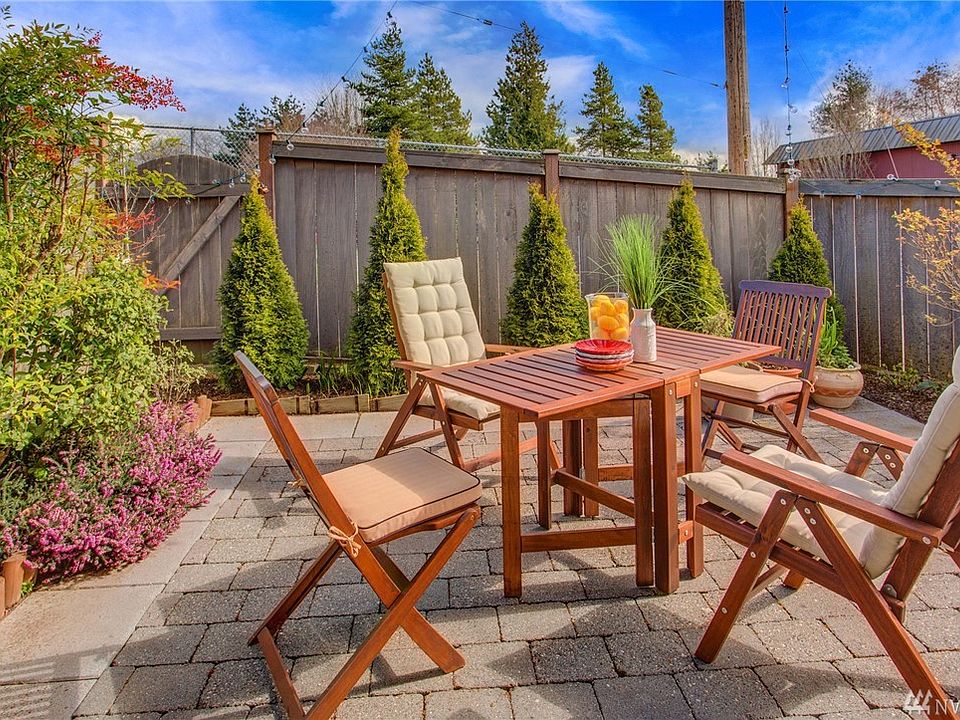 Stylish corner unit situated back away from the street. 