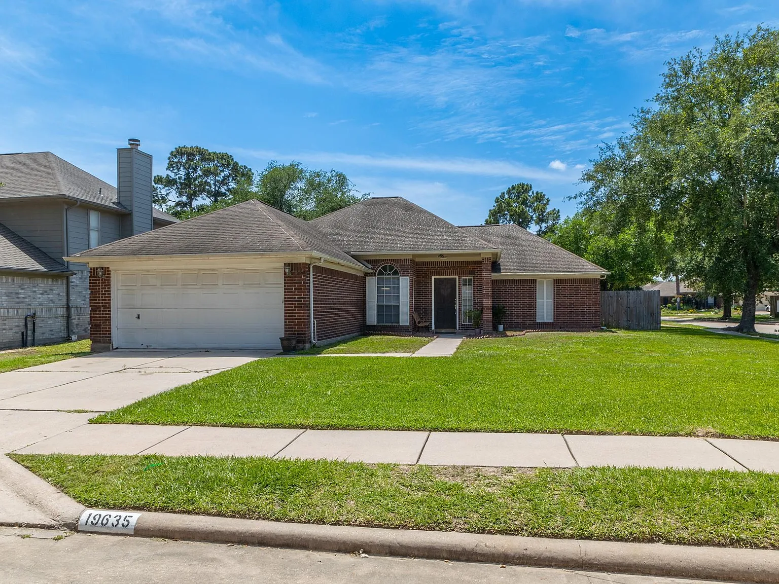 3 bed, 2.0 bath, 1860 sqft, $2,100 — Photo 3